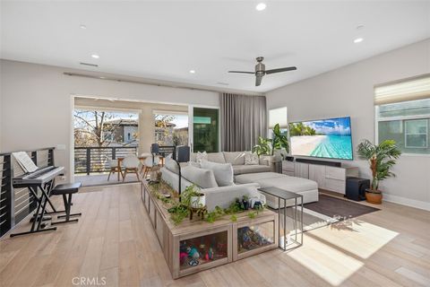 227 Follyhatch Irvine CA 92618