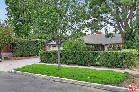 Photo of 5844 Murietta Avenue, Valley Glen, CA 91401 (MLS # 26838961)