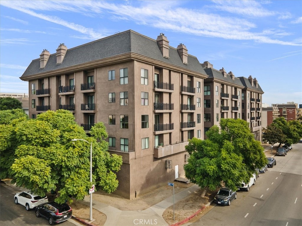Luxury apartment located in the heart of West Hollywood, just blocks to the Beverly Center, upscale shopping & trendy restaurants. Features remodeled gourmet kitchen with stainless steel appliances (Including range and oven) atop granite counter, open living room, spacious single bedroom with closet, central air, hardwood floors, and balcony. Common in unit washer/dryer and gym in complex. Access city views from the rooftop level pool & mezzanine. The perfect place to entertain. 1 gated parking spaces included. Price is unfurnished. Ask agent for more details & available units!