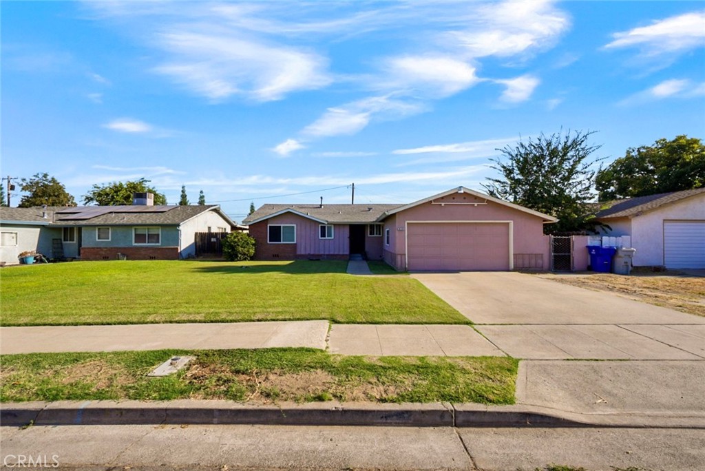 Welcome to this well-maintained 3-bedroom, 2-bathroom home featuring a brand new A/C system for year-round comfort.
Conveniently located just minutes from shopping centers, dining, and everyday essentials. Families will appreciate the
proximity to elementary, middle, and high schools, making school communities simple. Enjoy quick and easy freeway access
for smooth ravel to surrounding areas. This home is a perfect blend of comfort and convenience, ready for it's next owner.