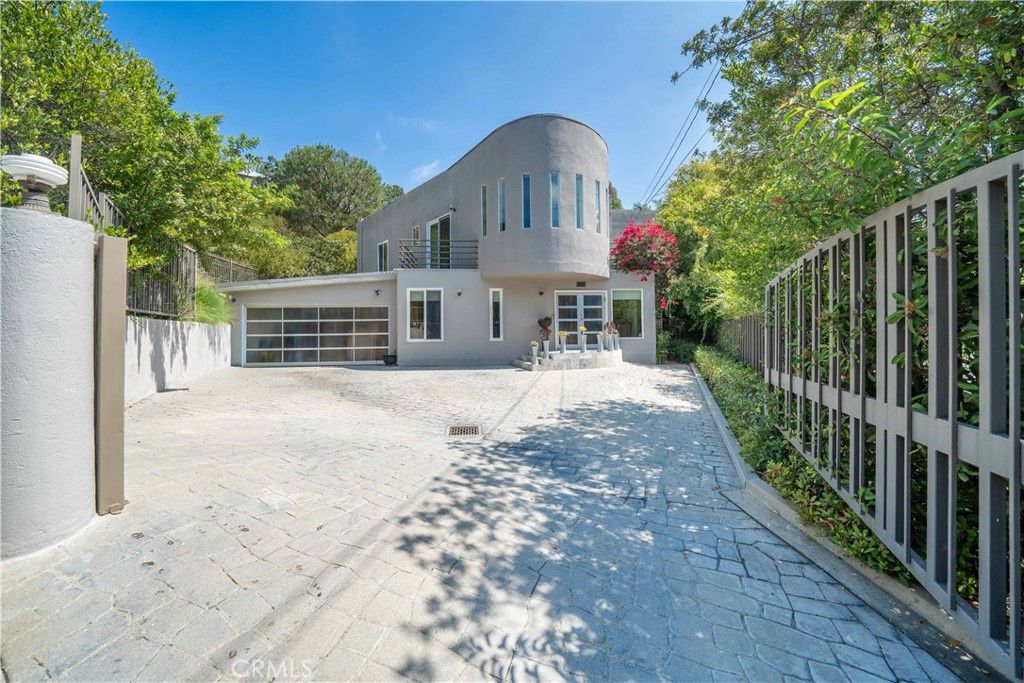 Photo of 8100 Laurelmont Drive, Los Angeles, CA 90046 (MLS # SR25189398)