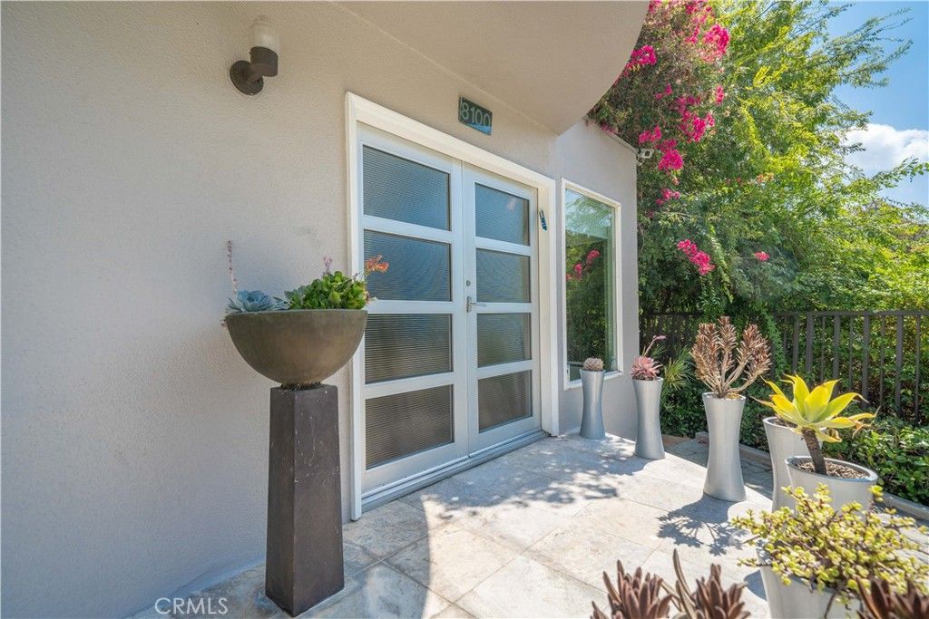Photo of 8100 Laurelmont Drive, Los Angeles, CA 90046 (MLS # SR25189398)