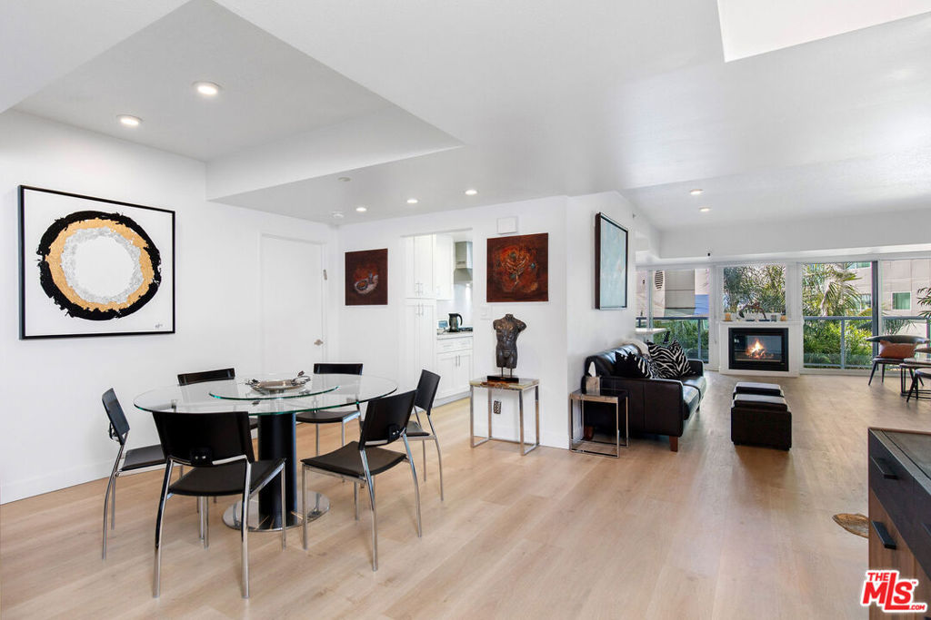 THOUGHTFULLY REMODELED, SILICON BEACH GEM AND INCOMPARABLE VALUE! INVITING, ENCHANTING AND ZEN-LIKE. IF YOU EVER WISHED FOR YOUR PERSONAL LIVING QUARTERS TO DOUBLE AS YOUR COASTAL OASIS AND RELAXING RETREAT, YOUR WISH IS GRANTED. THE REGATTA ENCAPSULATES THE VERY ESSENCE OF INSPIRING, FULL SERVICE, HIGH RISE COASTAL LIVING WITH A VERY IMPRESSIVE GLASS ATRIUM & SOARING LOBBY CEILINGS. THE PROPERTY IS SOLD FURNISHED (ART WORK IS EXCLUDED). AMENITIES INCLUDE SCREENING ROOM, RECREATION ROOM, CONFERENCE ROOM, LIBRARY, WELL-EQUIPPED FITNESS CENTER WITH SAUNA & OUTDOOR SALT WATER POOL, DECK WITH JACUZZI, FITNESS AREA, HEATERS, FIRE PIT, CABANAS AND MORE. TREMENDOUS PROXIMITY TO RESTAURANTS, BEACH, SHOPPING, LAX AND THE 405.