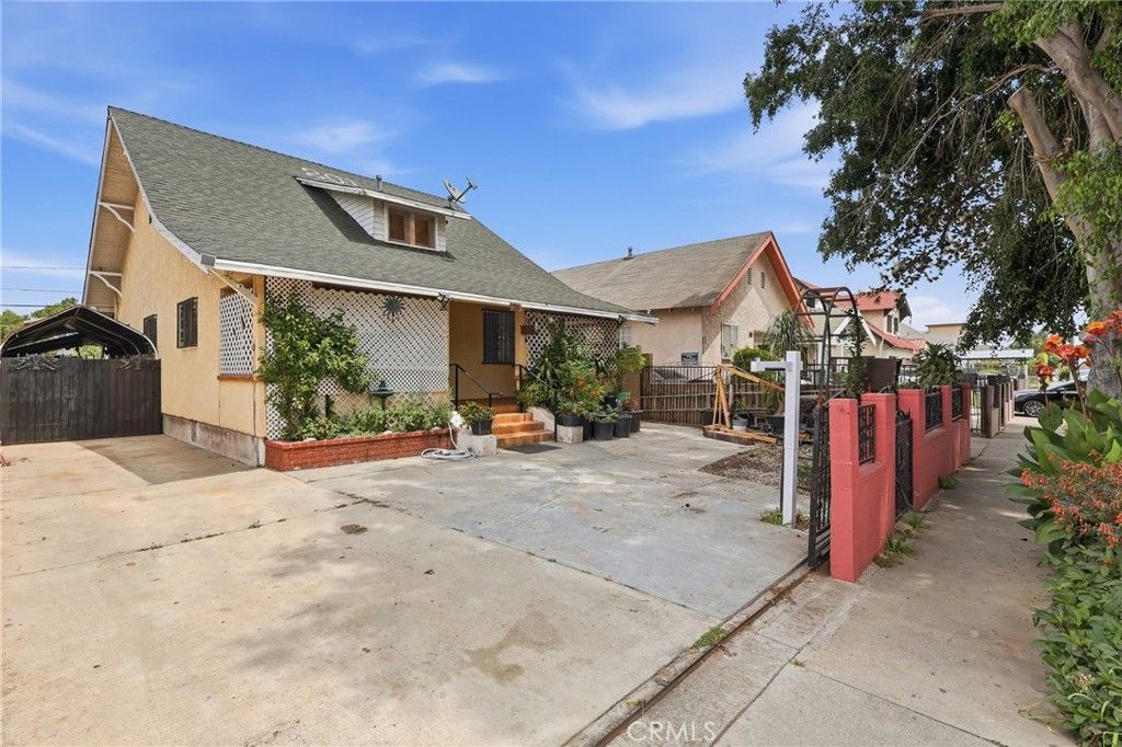 Photo of 201 W 50th St, Los Angeles, CA 90037 (MLS # RS26093323)