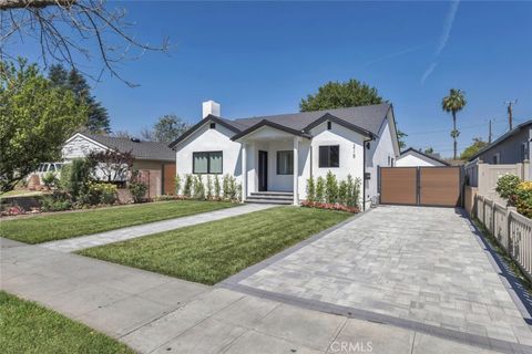 Photo of 2115 W Clark Avenue, Burbank, CA 91506 (MLS # BB26122769)
