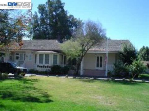 Photo of 627 ROSE AVENUE Ave, Pleasanton, CA 94566 (MLS # 41131085)