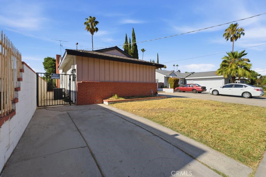 Photo of 10943 Kittridge Street, North Hollywood, CA 91606 (MLS # OC26128703)