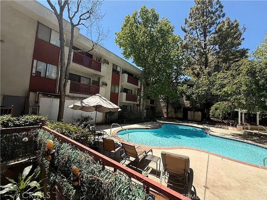 This is a one bedroom STUDIO which has a partition for privacy. It is still considered a STUDIO.
Located at the end of a cul-de-sac.
Gated with Parking. 
Priced to sell.
Buyer MUST get pre-approved with Ray DeerVale, the preferred lender @ 213-325-1777 (call or Text)