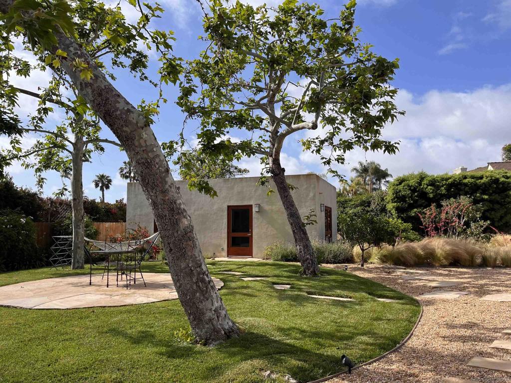 Summer GUEST HOUSE for Rent – La Jolla Shores. Available to rent for a minimum of 45 days and a maximum of 90 days. Dates open from 6/29/25 to 9/30/25. This charming furnished summer 1 Bd/ 1BA guest house is located just two blocks from the beach in the stunning La Jolla Shores neighborhood. Ideal for those seeking a relaxed coastal lifestyle, this guest house offers a cozy and convenient retreat. While it does NOT include a full kitchen, it features a user-friendly kitchenette—perfect for simple meals or guests who prefer dining out or are often on the go. All utilities, including high-speed Wi-Fi and weekly linen maid service, are included in the rent, ensuring a hassle-free stay.