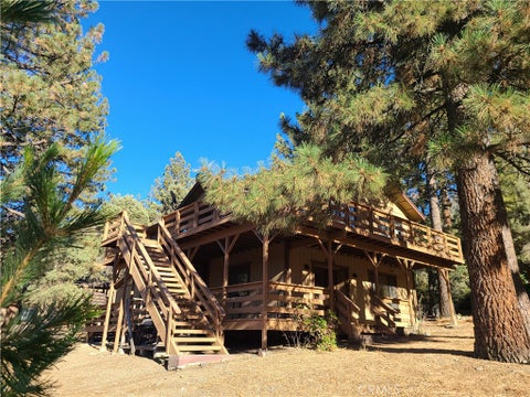 Photo of 15329 Acacia Way, Pine Mountain Club, CA 93222 (MLS # SR26174118)