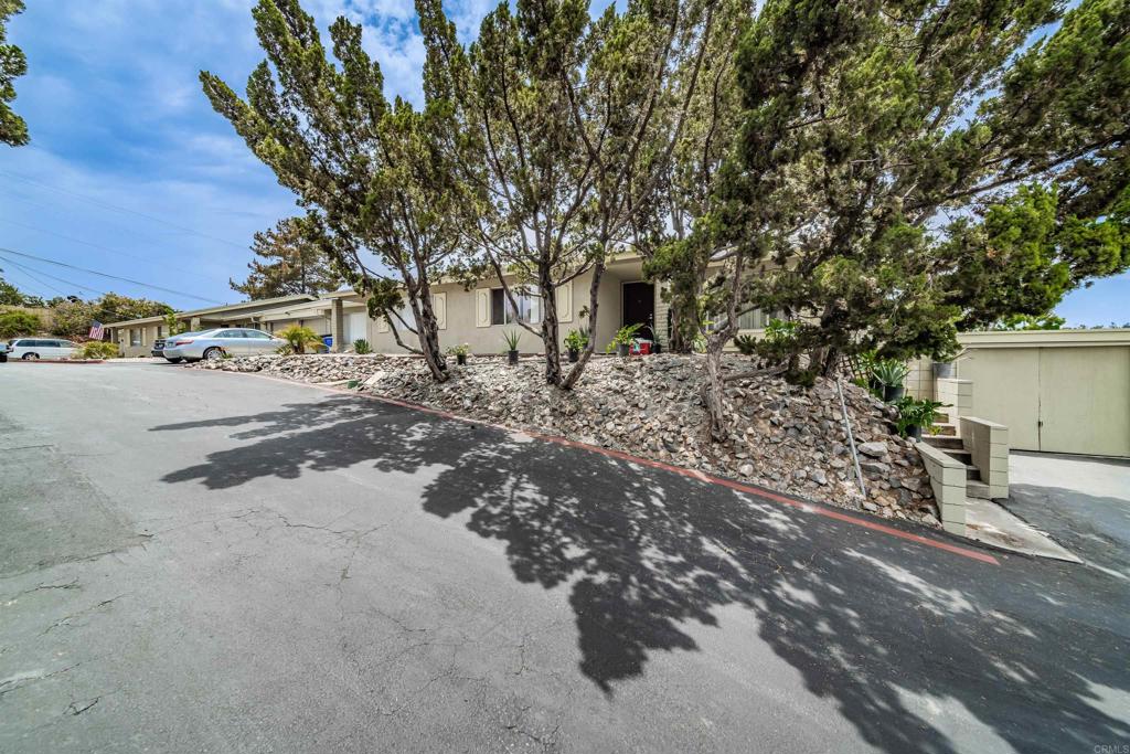 1037 51 Meadowlake Drive