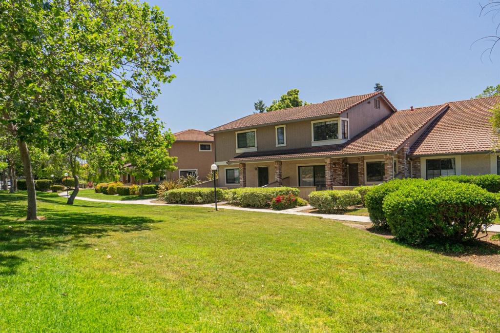 Beautiful single level condo unit with private patio and attached 2-car garage. Open floor plan brings in plenty of natural light too. Moving ready, with a great view from large windows. It conveniently located near shopping and dining. Easy access to I-880, CA-84, and CA-92. School and parks are also near by. This place offers a work-life balance and a peace of mind.