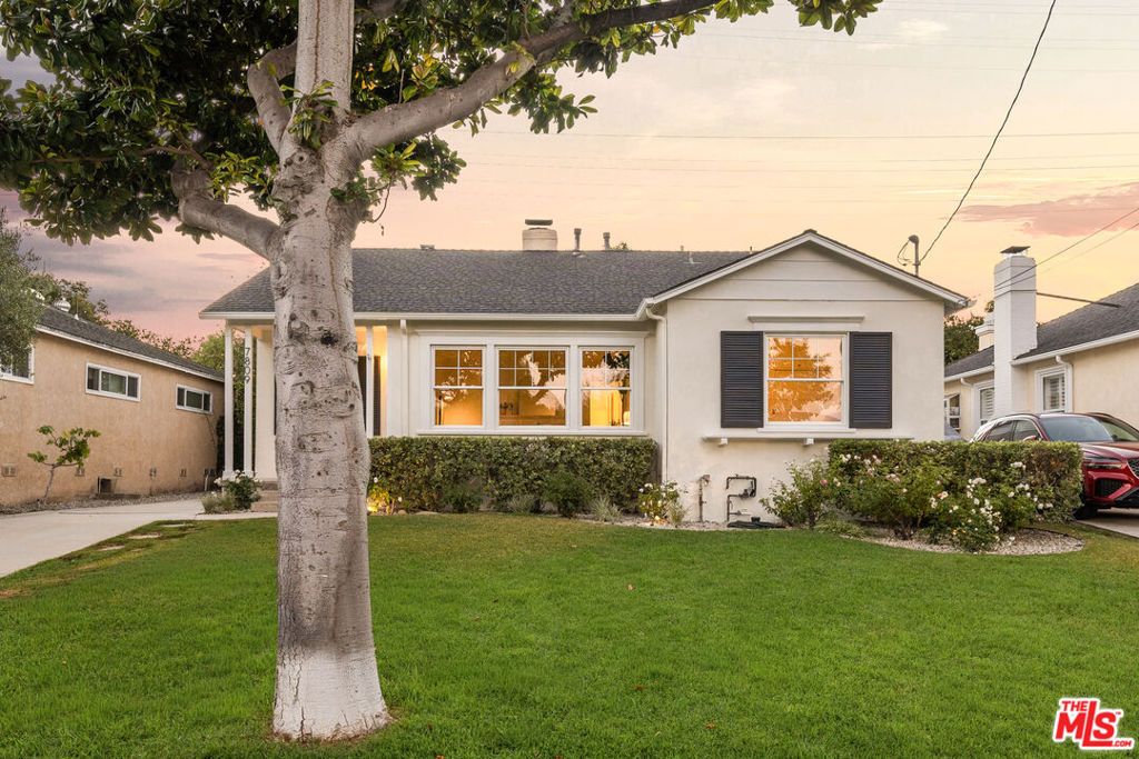 Photo of 7809 Mcconnell Avenue, Los Angeles, CA 90045 (MLS # 25598503)