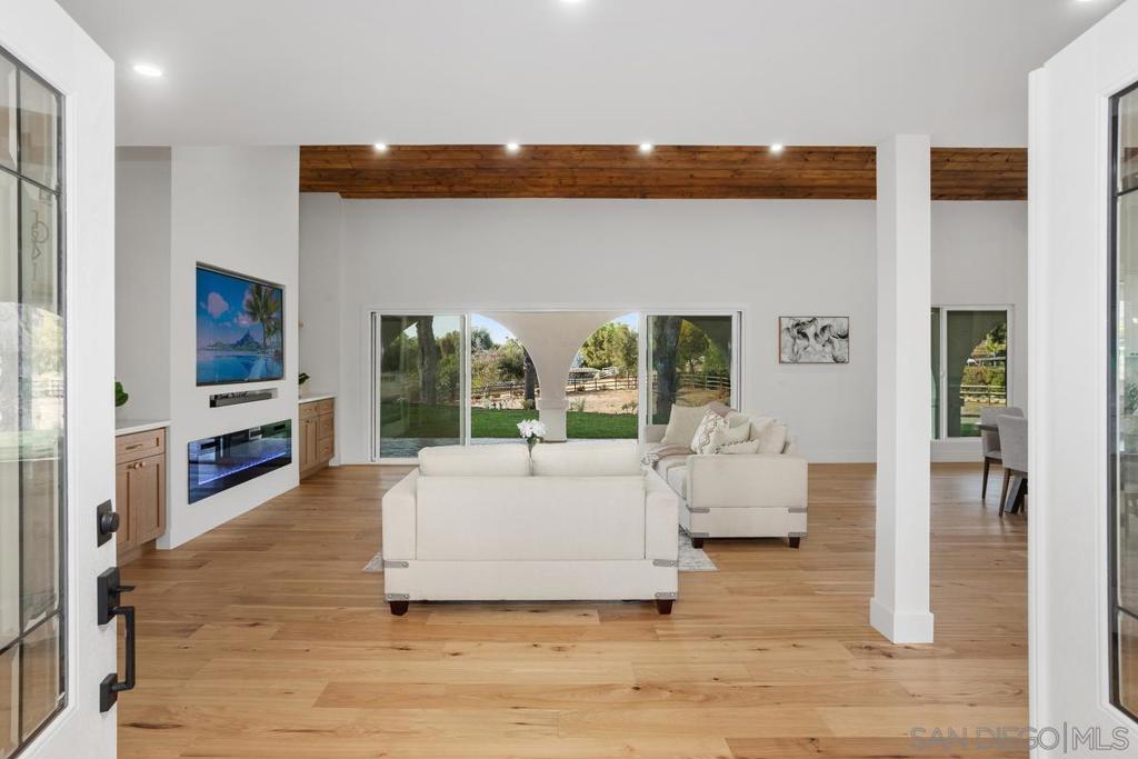 7234 Via Mariposa Sur