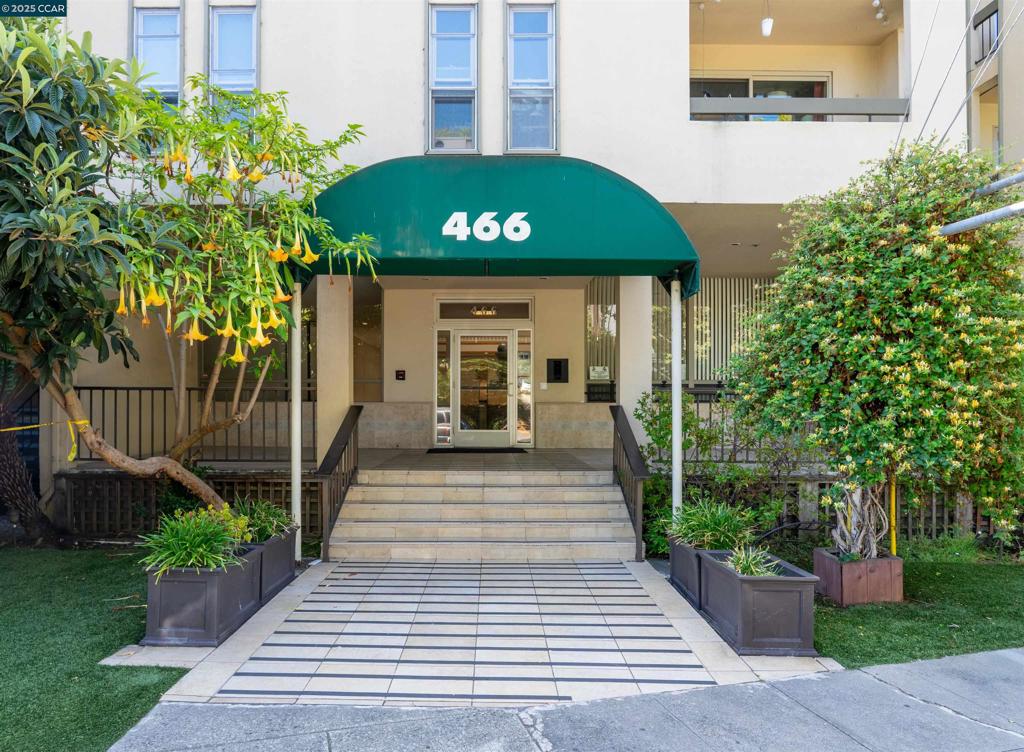 Move-In Ready Top-Floor Condo in Adams Point! This light-filled 1BD/1BA, 730 sq. ft. home offers an airy living room and bedroom, updated bath, and a kitchen with range, fridge, dishwasher, and tile countertops. Enjoy secured garage parking, on-site laundry, and unbeatable access to Lake Merritt, Piedmont shops, dining, and commuter routes. Perfect blend of comfort, convenience, and vibrant city living—ready for you to move right in!