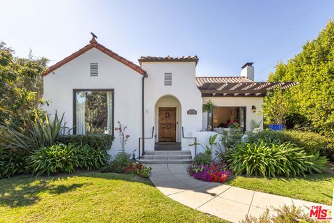 Photo of 445 N Lucerne Boulevard, Los Angeles, CA 90004 (MLS # 26664127)