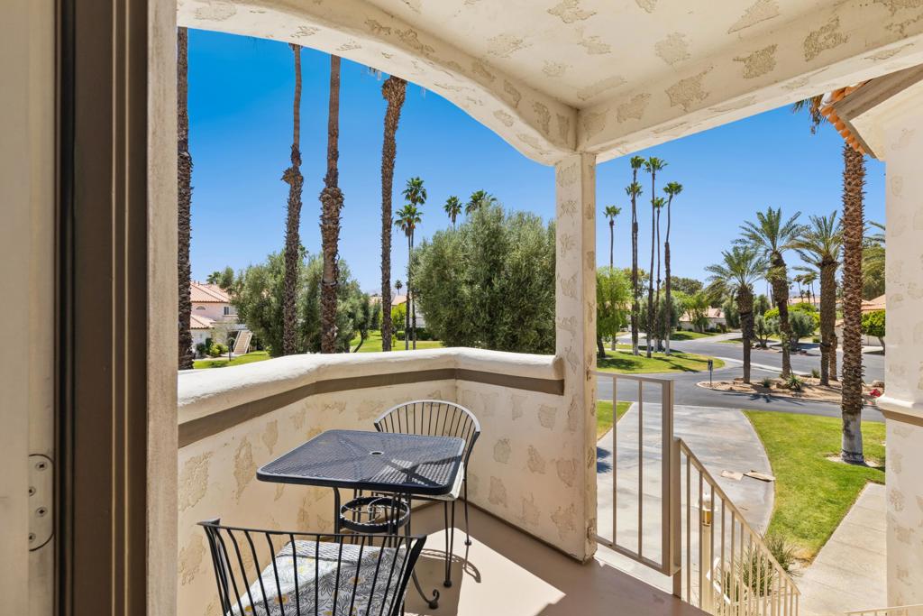 290 Vista Royale Circle W