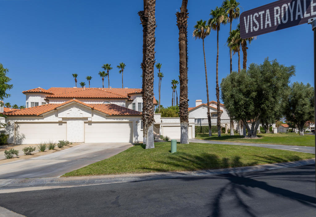 290 Vista Royale Circle W