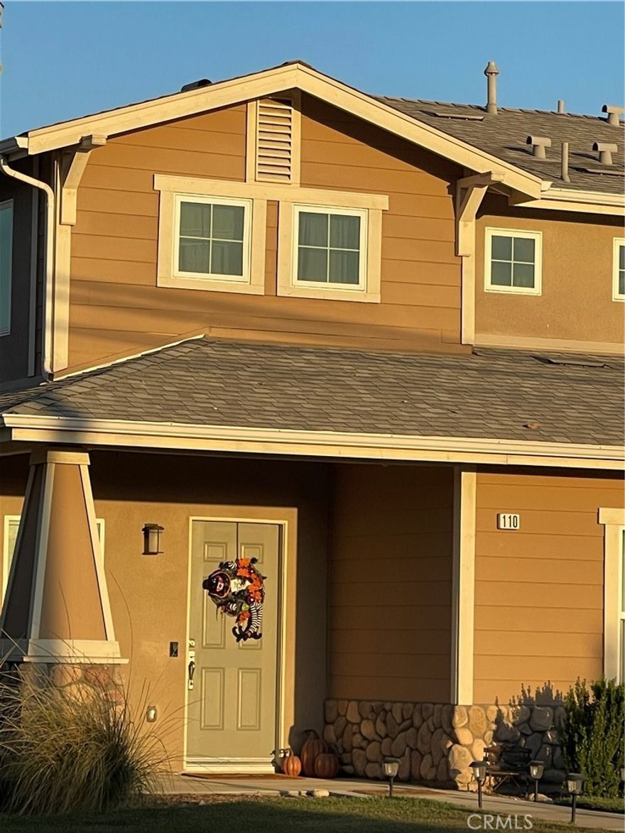 This is a must-see condo with a open floor plan built in 2019, easy access to Ventura and Santa Clarita via 126. This property offers 3 bedrooms, 3 bathrooms, one bedroom and full bath on ground level, upstairs are two bedrooms one has a full bath and walk in closet.