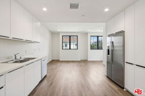 Photo of 951 S Wilton Place #201, Los Angeles, CA 90019 (MLS # 26673575)