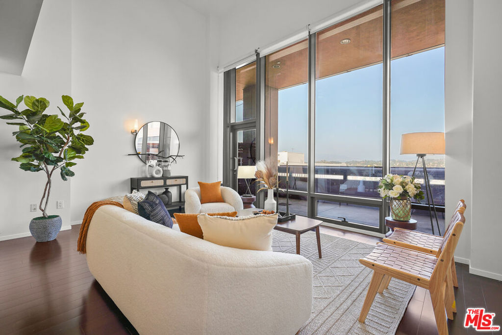 1100 Wilshire Boulevard 1702