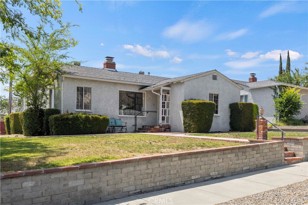 Located in the sought-after hills above Glenoaks, this Burbank home offers comfort, space, and potential. Set on a generous 9,130 sq ft lot, the home features 3 bedrooms and 2 bathrooms. A long driveway leads to a detached 2-car garage—ideal for parking, storage, or a potential ADU. The expansive lot provides excellent opportunities for outdoor living, entertaining, or future expansion. New Air Conditioner and 200 AMP electrical upgrade in 2020.
Situated in a well-established neighborhood, the property is conveniently close to parks, hiking trails, a golf course, Media Studios, and Burbank’s vibrant shopping and dining scene. Easy access to the 5 Freeway makes commuting a breeze.
