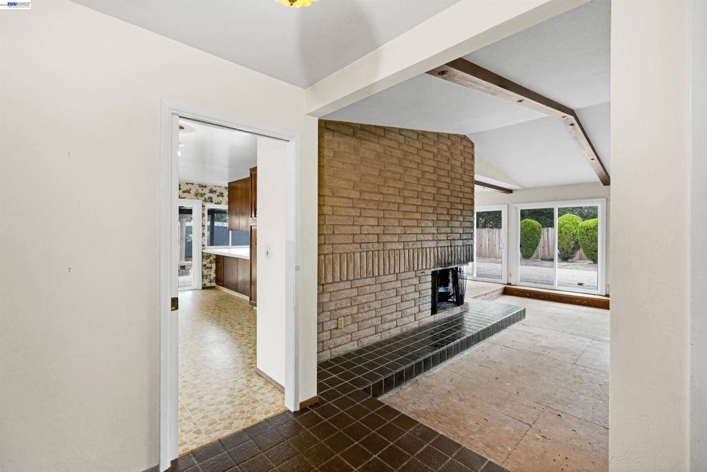27929 Edgecliff Way