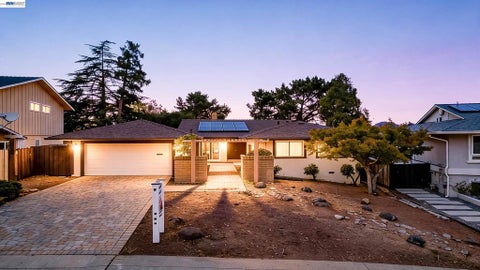 Photo of 27929 Edgecliff Way WAY, Hayward, CA 94542 (MLS # 41146867)