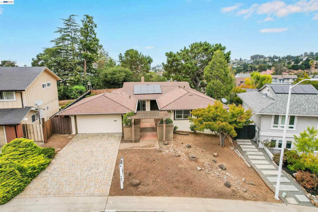 27929 Edgecliff Way