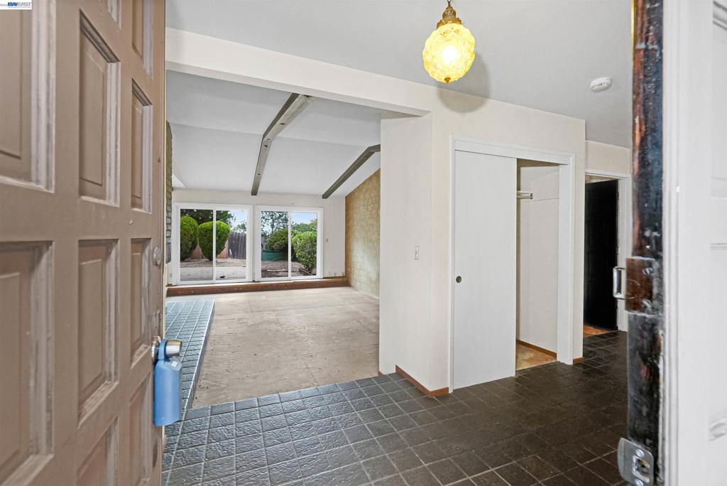 27929 Edgecliff Way