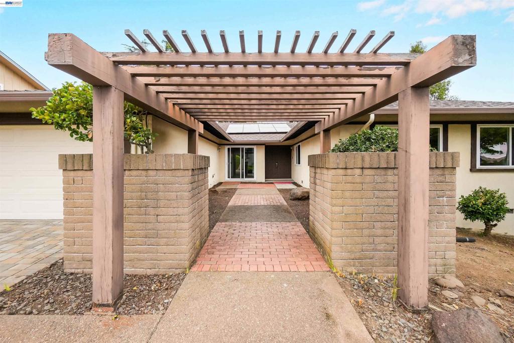 27929 Edgecliff Way