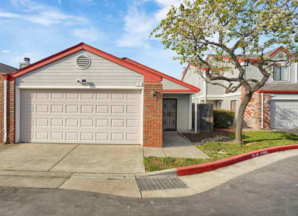 7 Town Square Pl Pl, Oakland CA 94603