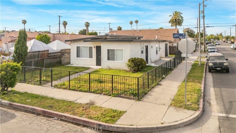 Photo of 959 E 105th St, Los Angeles, CA 90002 (MLS # CV26132669)