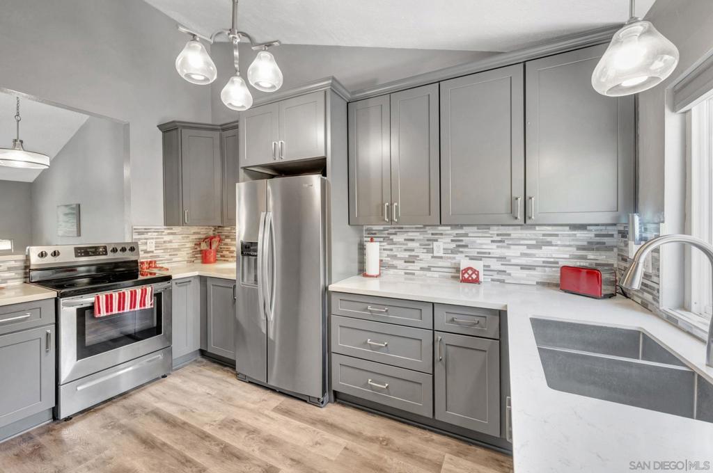 Rarely available end unit in Parkway Villas with open floor plan & vaulted ceilings! Recent remodel features new kitchen, flooring, paint & more. Pride of ownership shines throughout. Includes 1-car garage & parking space. Enjoy 2 private patios plus a large patio for relaxing or entertaining. Minutes to the Village & Lake Murray. Complex offers pool & spa—perfect La Mesa living!