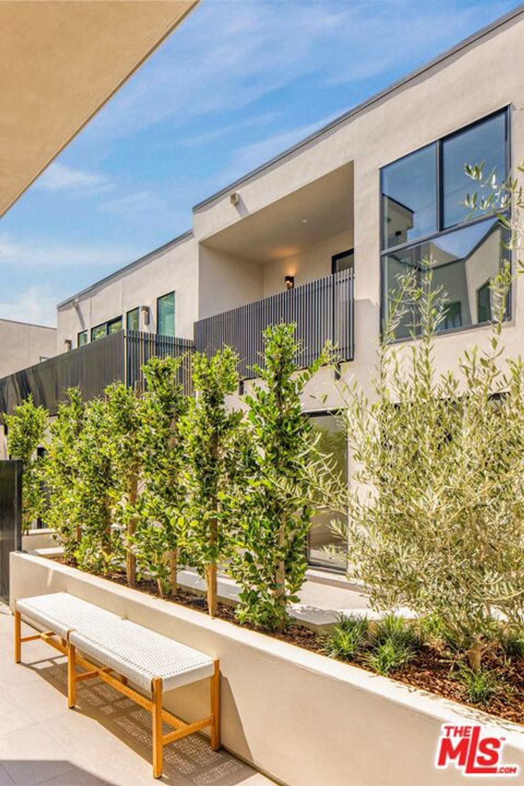 listing image 130722658273179269312