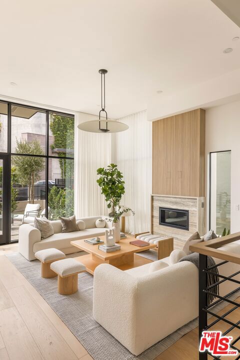 922 N West Knoll Drive