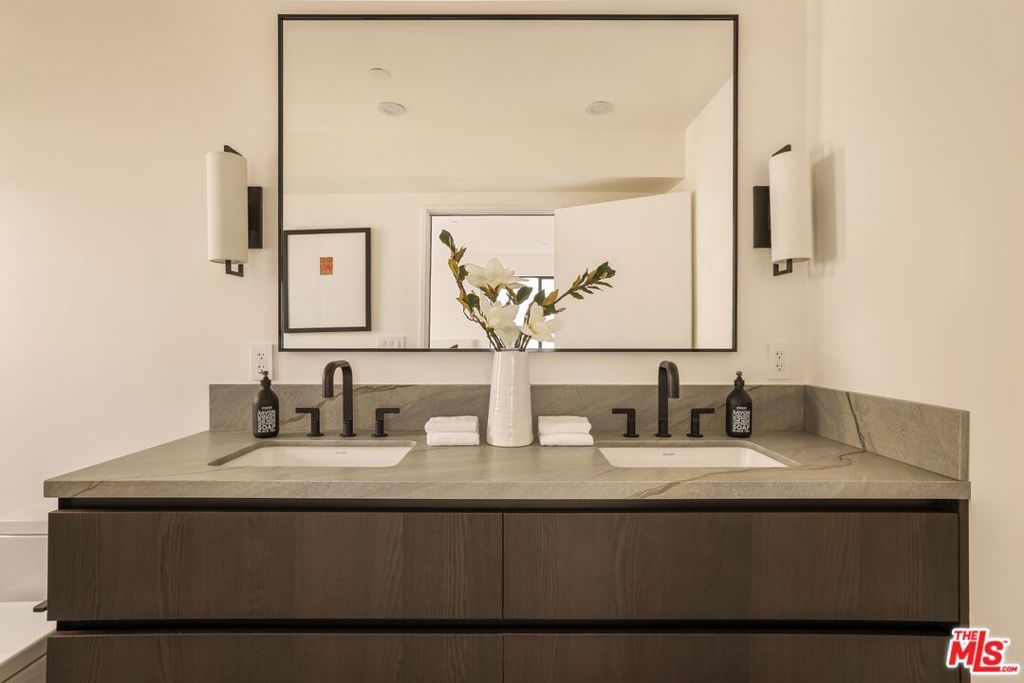 listing image 130726667082638823559