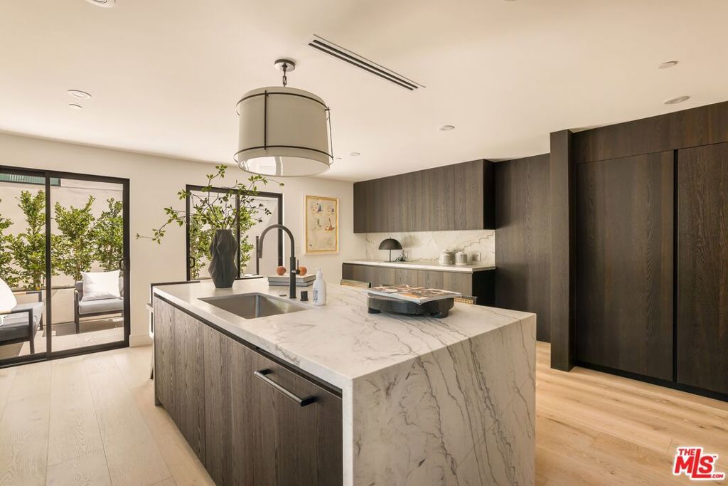 listing image 130725449213941722586