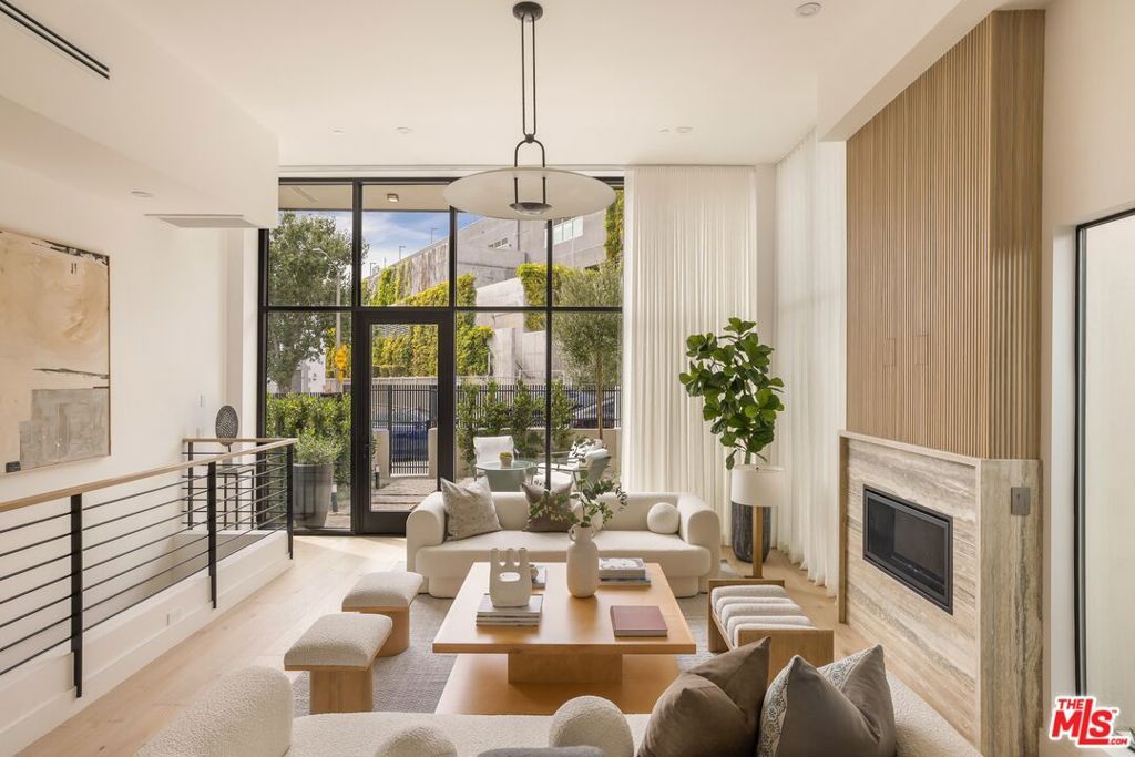 Photo of 922 N West Knoll Drive, West Hollywood, CA 90069 (MLS # 26650533)