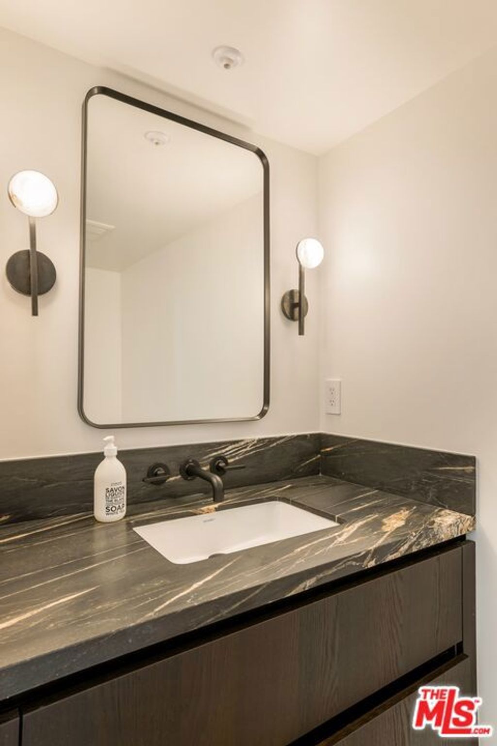 listing image 130722026069781930326