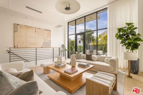 Photo of 922 N West Knoll Drive, West Hollywood, CA 90069 (MLS # 26650533)