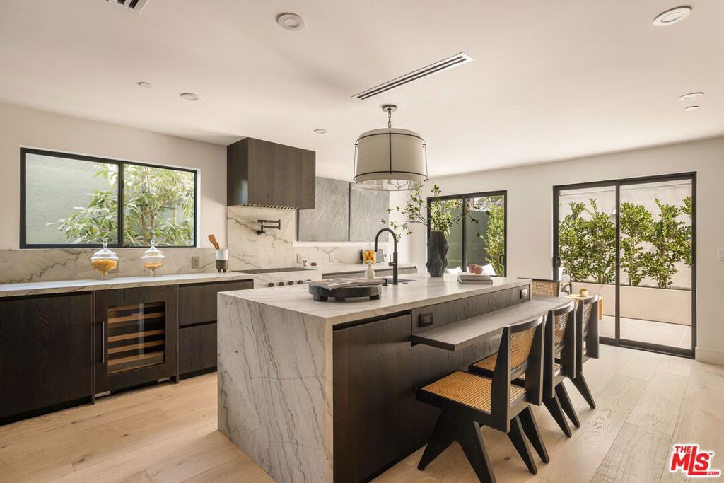 listing image 130729418427632702355