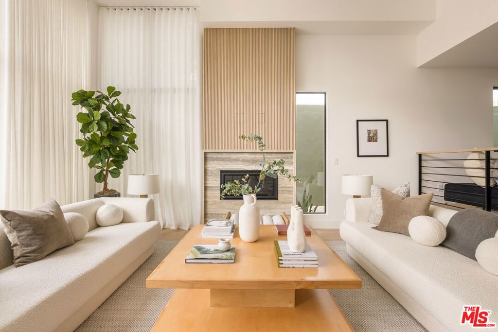 922 N West Knoll Drive