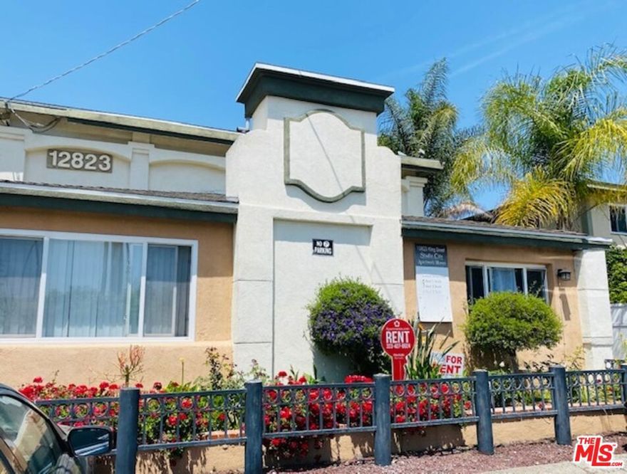 LOCATION , LOCATION AND LOCATION. CLOSE TO ALL RESTAURANTS IN THE VALLEY FRESH PAINT, GRANITE KITCHEN. LARGE LIVING ROOM WITH HARDWOOD FLOORS, AIR CONDITIONER INSTALLED .  NEW APPLIANCES .CATS OK NO DOGS . VERY QUIET BUILDING. AVAILABLE NOW