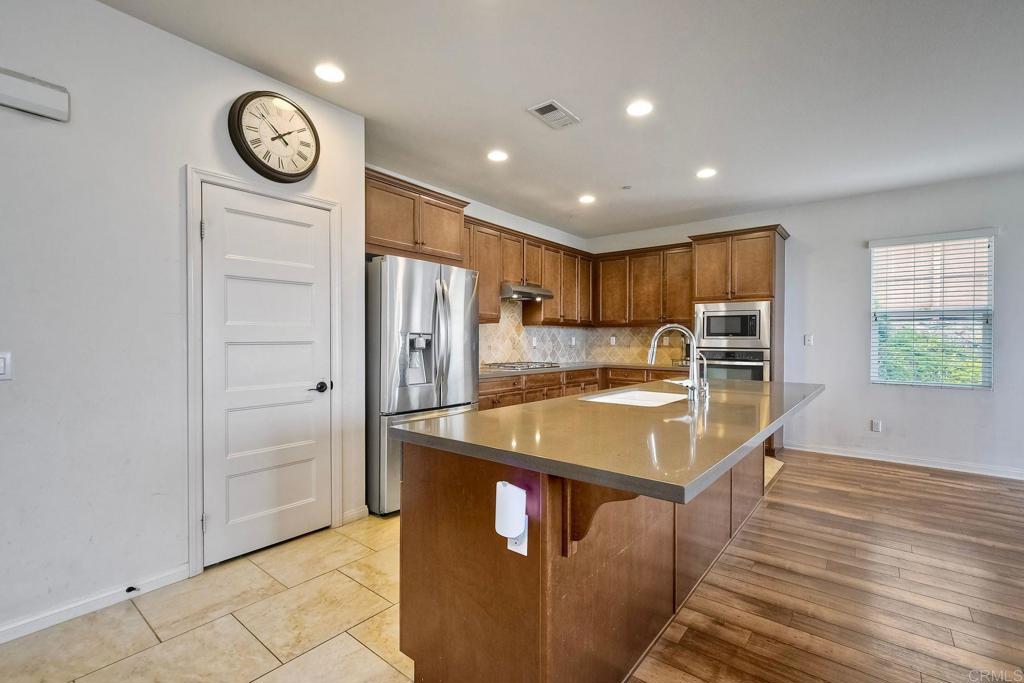 1746 Avenida Regina
