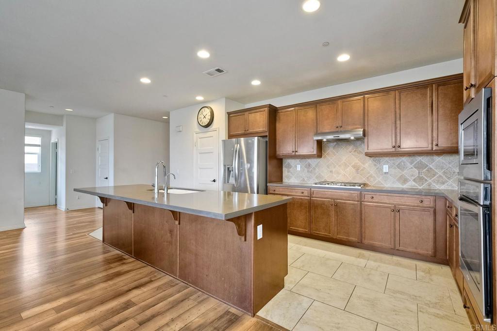 1746 Avenida Regina