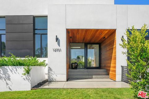 Photo of 12731 Woodgreen Street, Los Angeles, CA 90066 (MLS # 26658177)