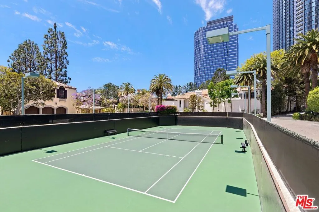 Los Angeles, California 90067, United States, 4 Bedrooms Bedrooms, ,6 BathroomsBathrooms,Residential,Pending,235355