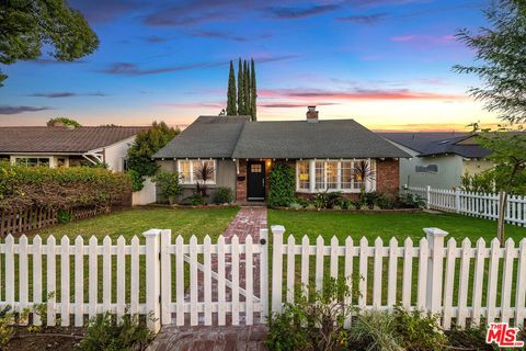 Photo of 4134 W Mcfarlane Avenue, Toluca Lake, CA 91505 (MLS # 26738627)