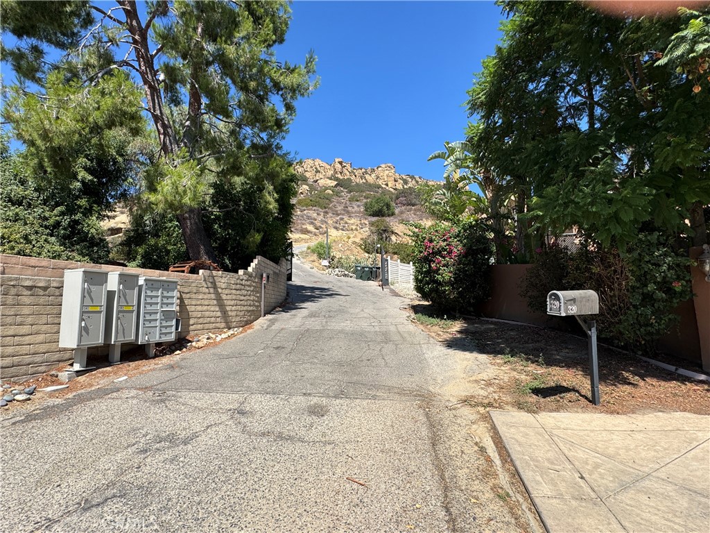 8 Thompson Avenue